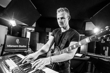 Jordan Arts playing live